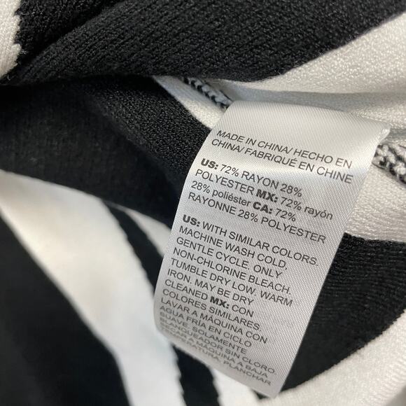 Chico's Women 2 Black White Print Single Button Classic Fit Lightweight Cardigan - Picture 4 of 5